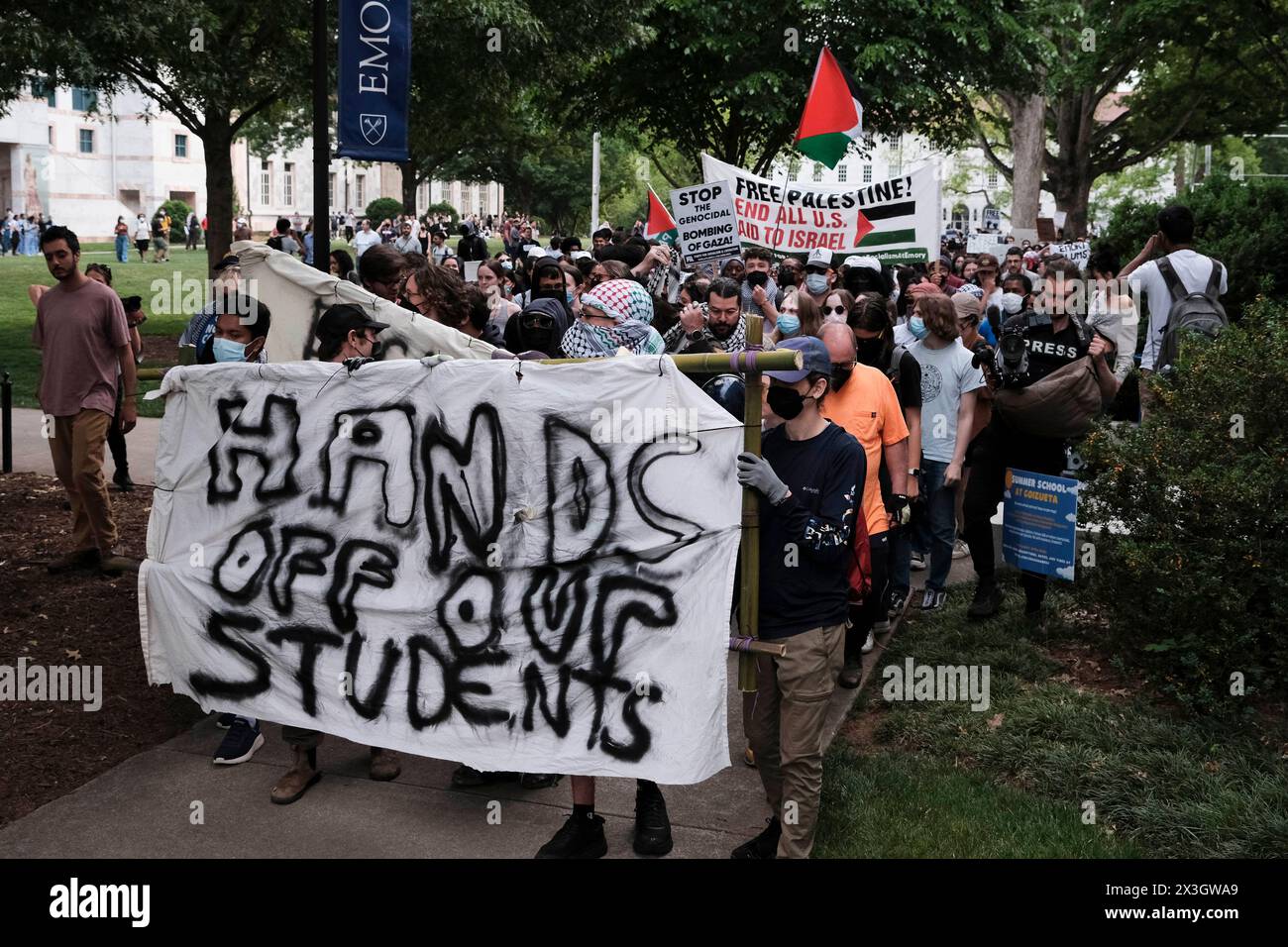 Atlanta, Georgia, Stati Uniti. 26 aprile 2024. Una grande folla di manifestanti, composta da membri della facoltà e studenti della Emory University di Atlanta, partecipano a una manifestazione e a una marcia che si tiene nel campus dell'università. La protesta si è tenuta in solidarietà con gli studenti universitari di tutti gli Stati Uniti chiedendo che le loro rispettive scuole divenissero risorse che contribuiscono all'assedio in corso da parte di Israele della Striscia di Gaza. (Credit Image: © John Arthur Brown/ZUMA Press Wire) SOLO PER USO EDITORIALE! Non per USO commerciale! Foto Stock