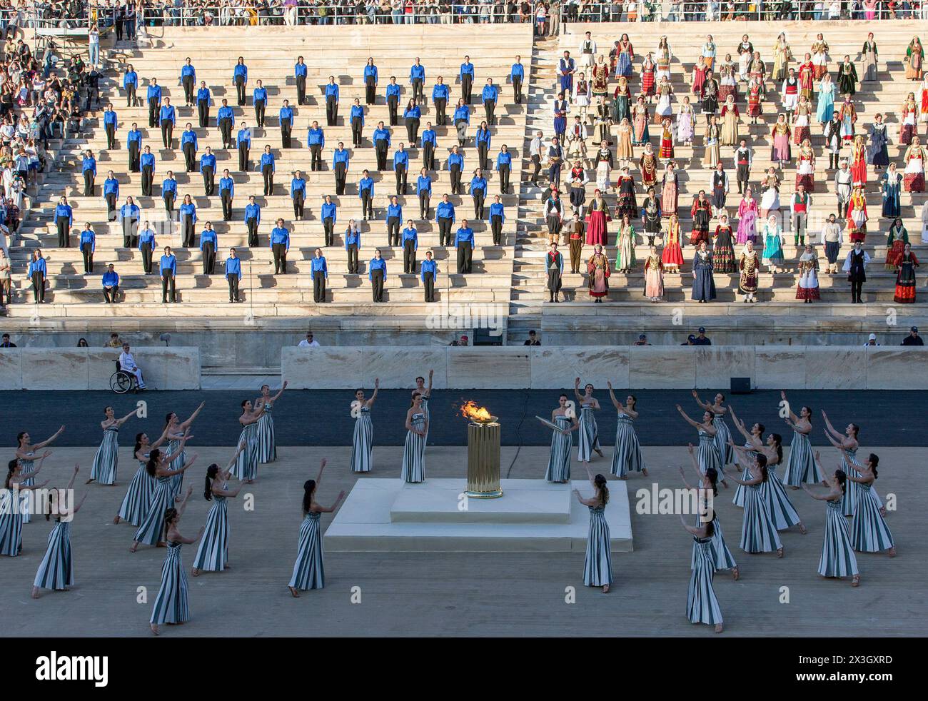 Atene. 26 aprile 2024. La foto scattata il 26 aprile 2024 mostra una vista generale della cerimonia di consegna della fiamma olimpica per i Giochi estivi di Parigi 2024 allo stadio Panathenaico di Atene, in Grecia. Crediti: Marios Lolos/Xinhua/Alamy Live News Foto Stock