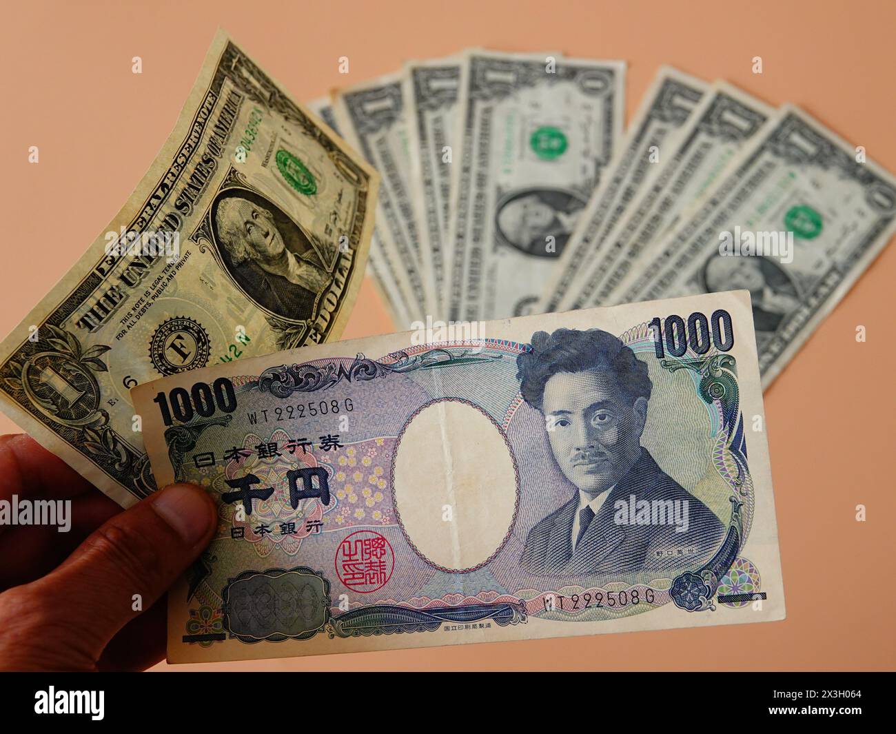 YICHANG, CINA - 27 APRILE 2024 - Yen e dollaro a Yichang, provincia di Hubei, Cina, 27 aprile 2024. Foto Stock