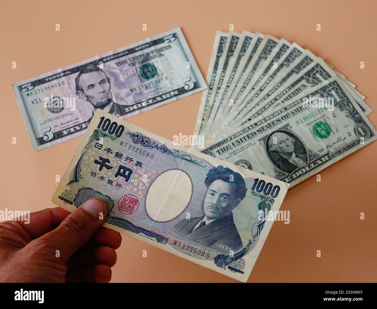 YICHANG, CINA - 27 APRILE 2024 - Yen e dollaro a Yichang, provincia di Hubei, Cina, 27 aprile 2024. Foto Stock