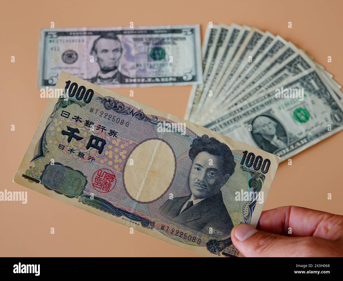 YICHANG, CINA - 27 APRILE 2024 - Yen e dollaro a Yichang, provincia di Hubei, Cina, 27 aprile 2024. Foto Stock