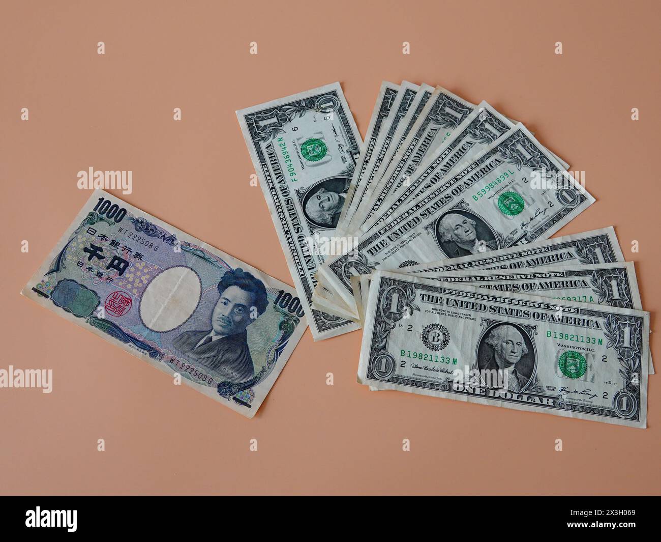 YICHANG, CINA - 27 APRILE 2024 - Yen e dollaro a Yichang, provincia di Hubei, Cina, 27 aprile 2024. Foto Stock