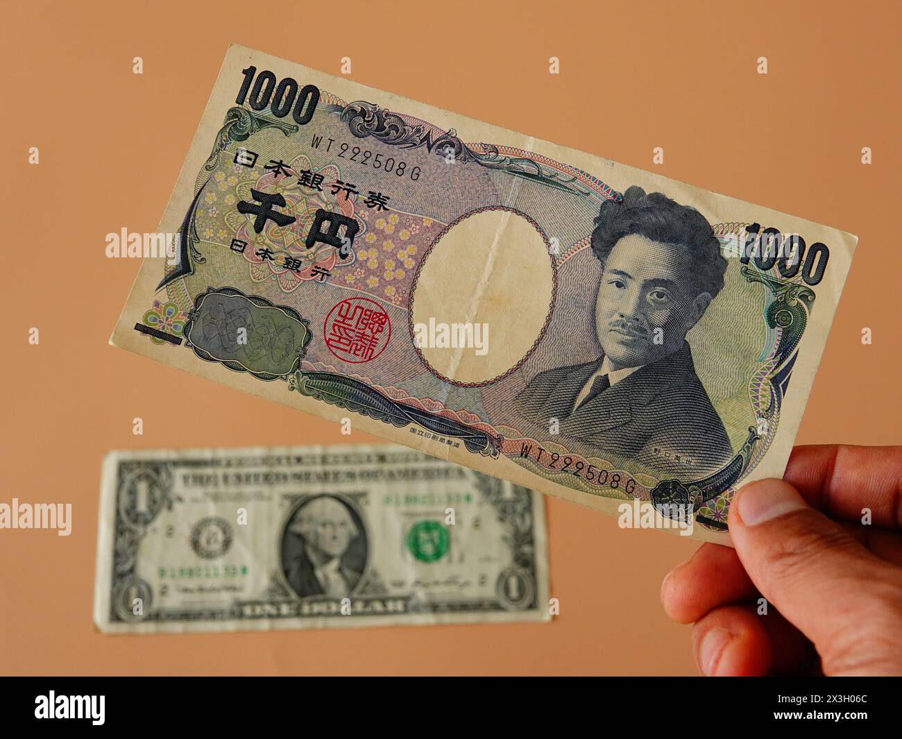 YICHANG, CINA - 27 APRILE 2024 - Yen e dollaro a Yichang, provincia di Hubei, Cina, 27 aprile 2024. Foto Stock