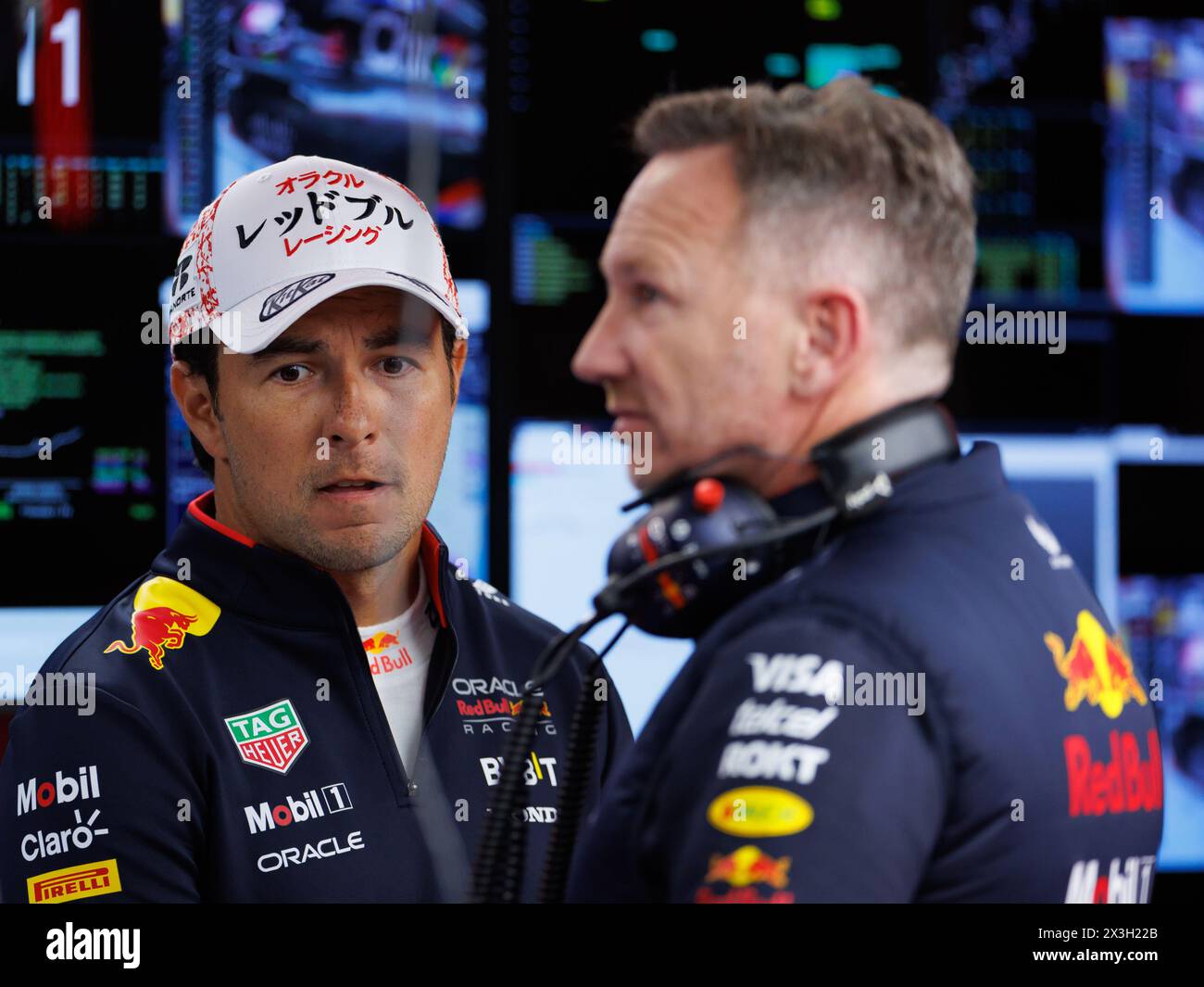Circuito di Suzuka, 5 aprile 2024: Christian Horner, preside della Red Bull Racing, Sergio Perez (mex) della Red Bull Racing e Hugh Bird, ingegnere di gara per R Foto Stock