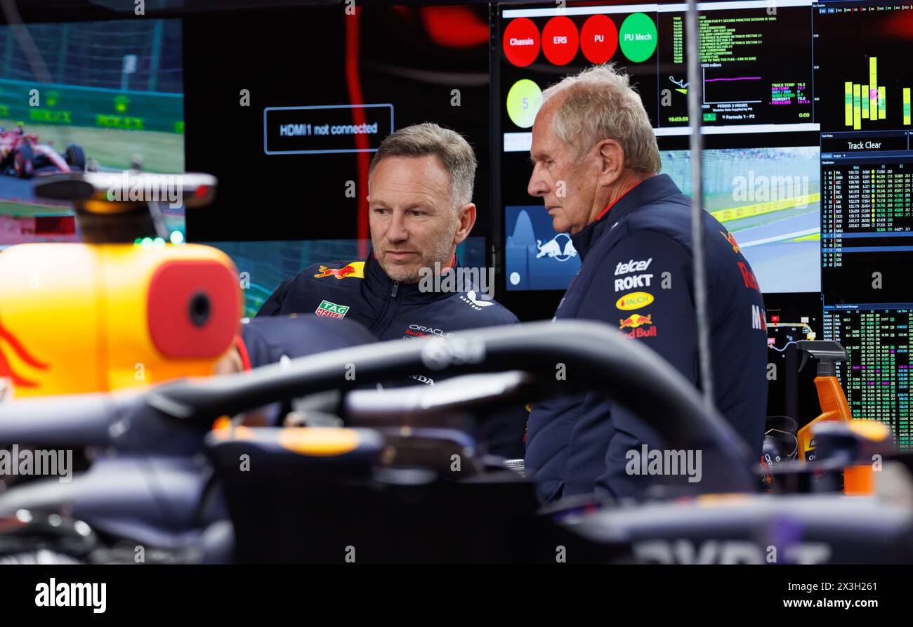 Circuito di Suzuka, 5 aprile 2024: Christian Horner, preside della Red Bull Racing e Dr. Helmut Marko, direttore della Red Bull F1 e capo della Red Bull's driv Foto Stock