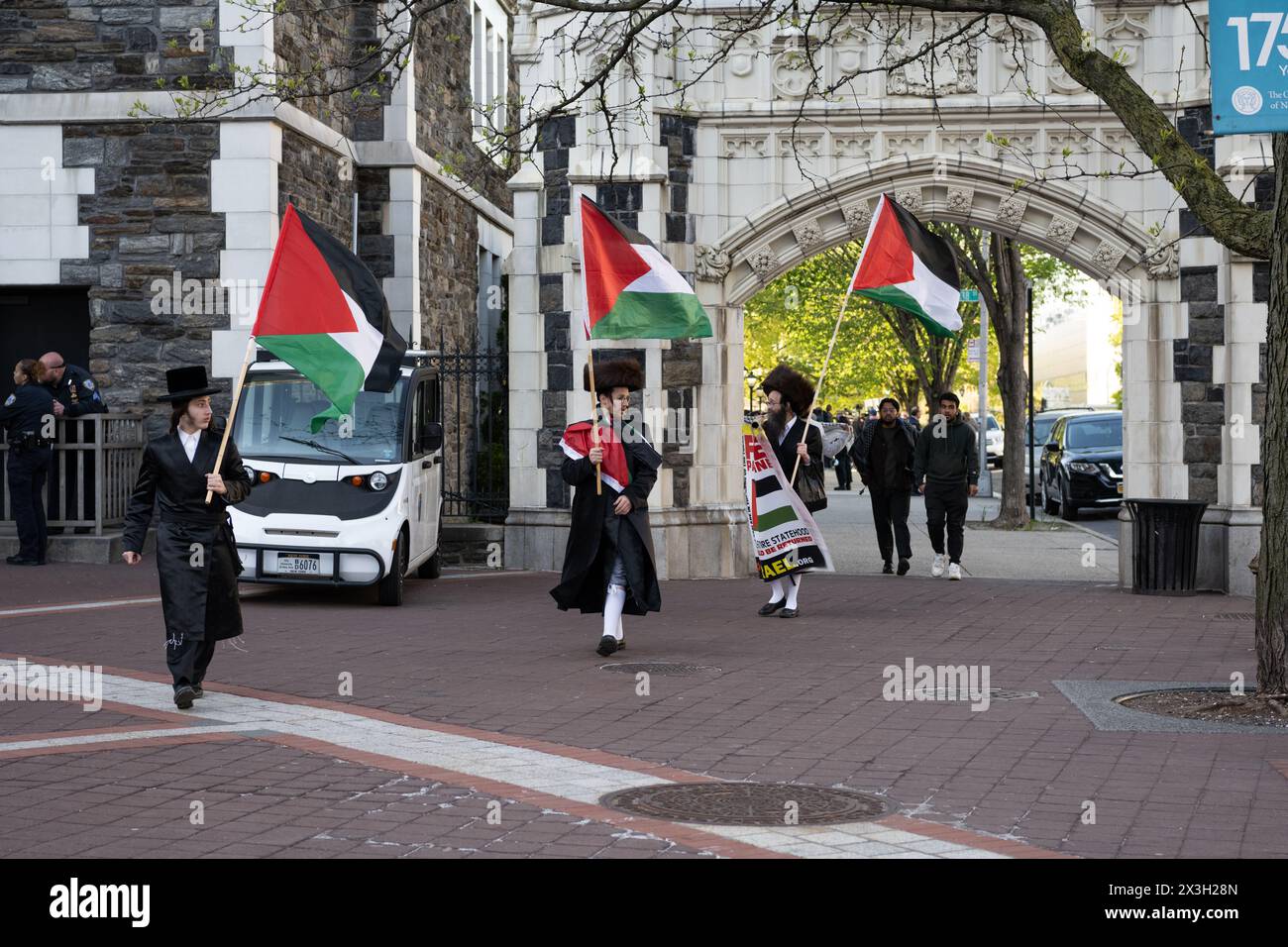 Uomini ebrei ultra ortodossi al City College of New York pro Palestine accampamento che mostrano il loro sostegno ai manifestanti e alla Palestina. Foto Stock