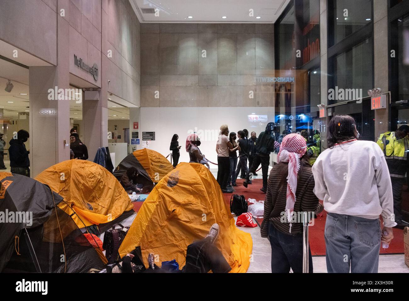 Studenti del Fashion Institute of Technology di New York che occupano il museo della scuola in una protesta pro Palestina. Il museo chiuse la sera e molti dei manifestanti si rifiutarono di andarsene. Foto Stock