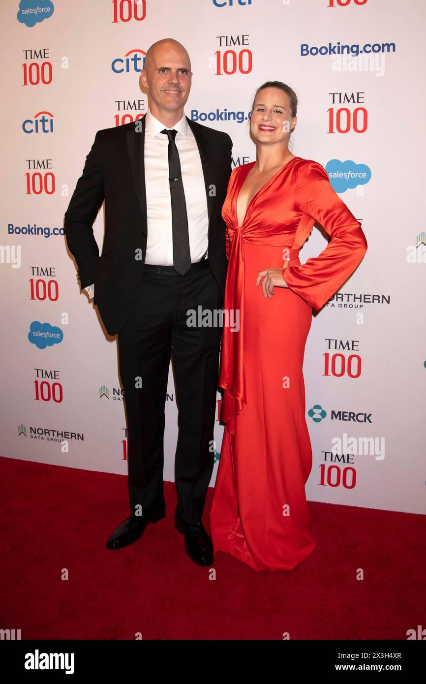 Clay Kallman e Lauren Groff bei der Time 100 Gala 2024 im Jazz al Lincoln Center. New York, 25.04.2024 *** Clay Kallman e Lauren Groff al tempo 100 Gala 2024 al Jazz al Lincoln Center New York, 25 04 2024 foto:XB.xHinex/xFuturexImagex time100 4430 Foto Stock