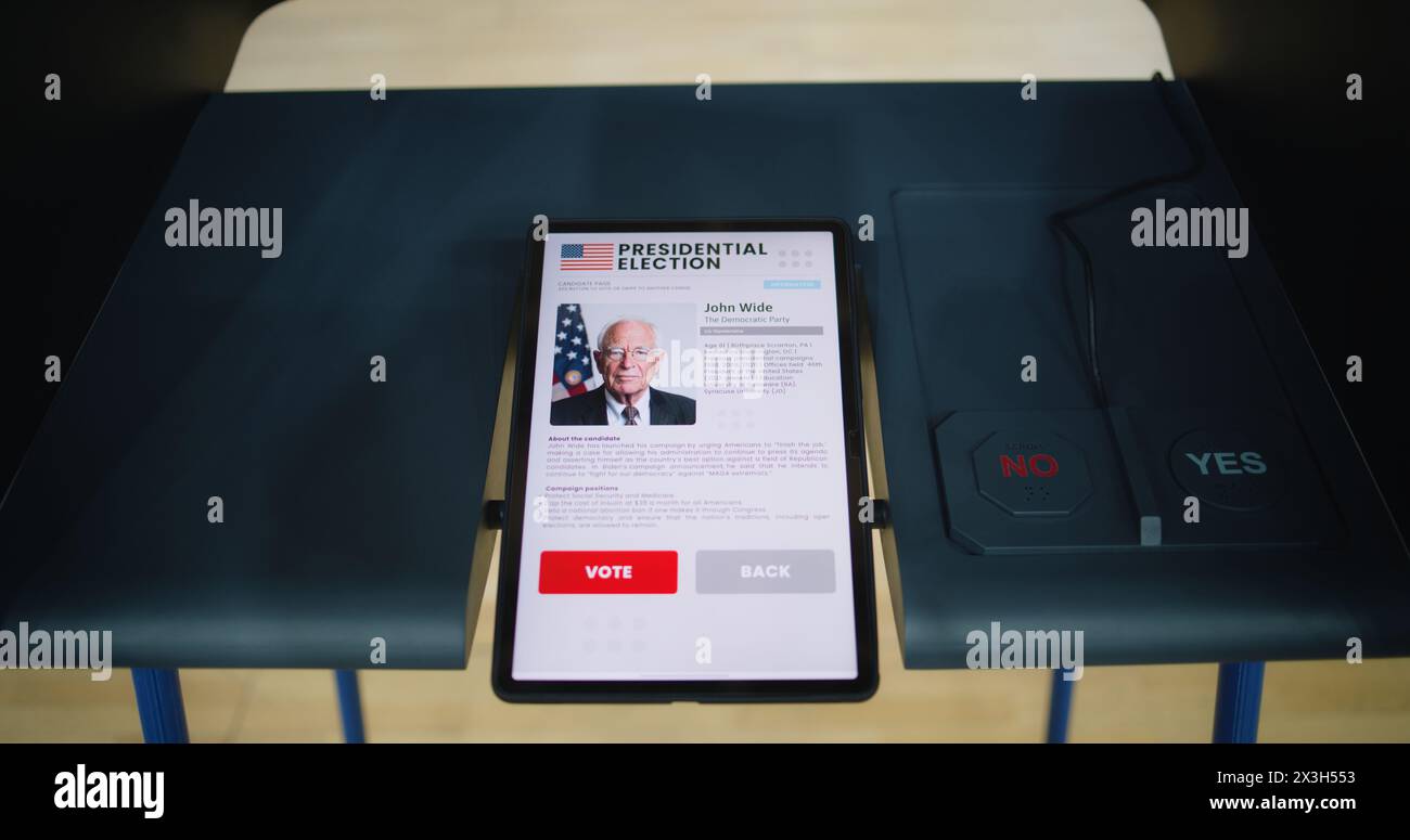 Cabina di votazione presso la stazione di poling con tablet. Informazioni sul candidato presidenziale americano e pulsanti di voto visualizzati sullo schermo. Moderna tecnologia di voto digitale. Elezioni negli Stati Uniti. Foto Stock
