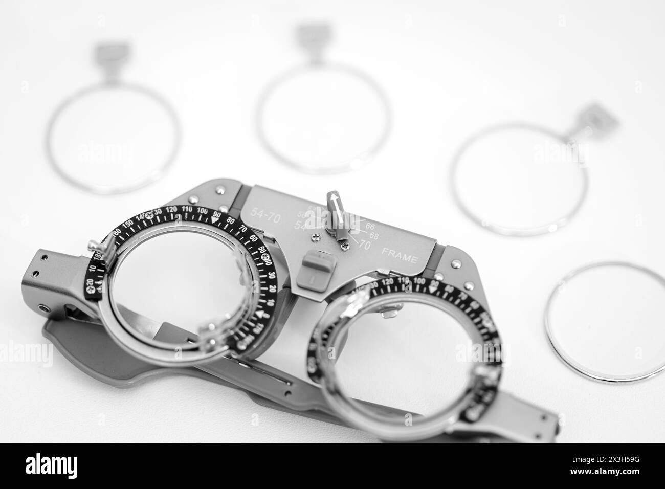 Primo piano della cornice per test oculari per ottici con molte diverse lenti di prova per proteggere gli occhi Foto Stock