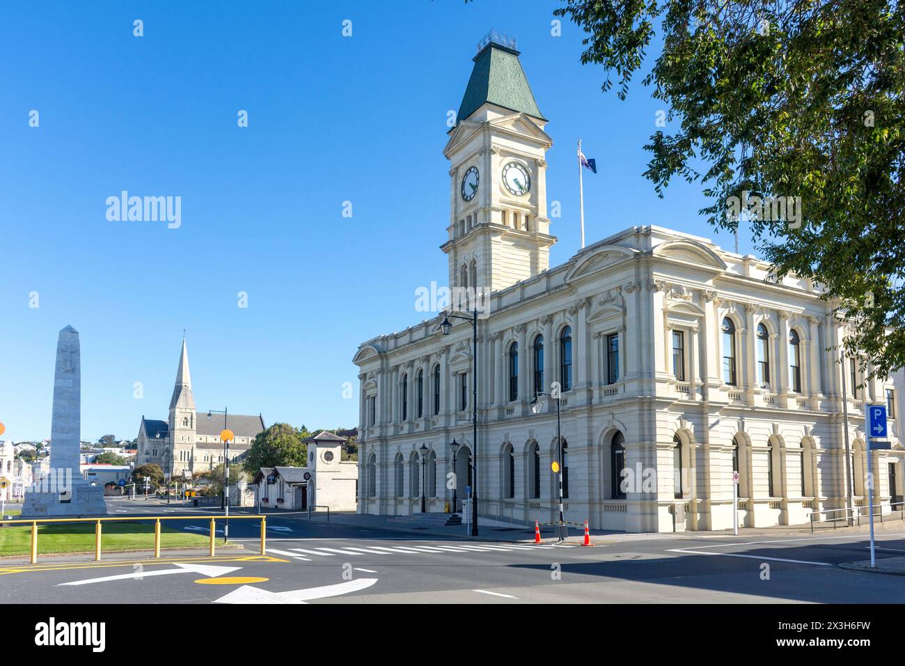 Waitaki District Council Building e St Luke's Anglican Church, Thames Street, Oamaru, Otago, South Island, nuova Zelanda Foto Stock