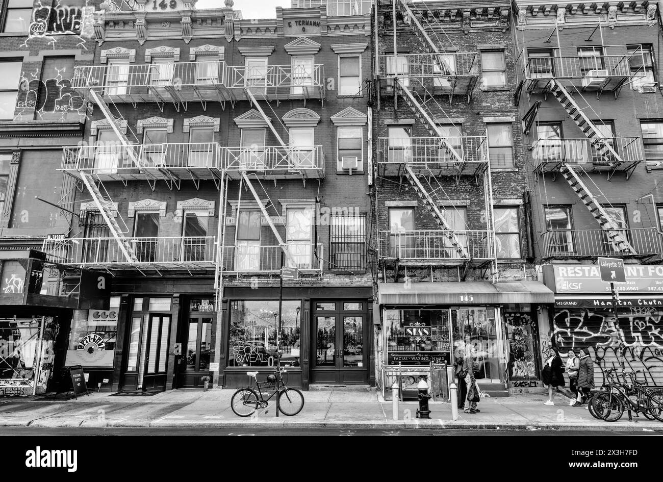 Facciate storiche del XIX secolo nel quartiere storico di Cast Iron, Grand Street, SoHo, Lower Manhattan, New York City Foto Stock