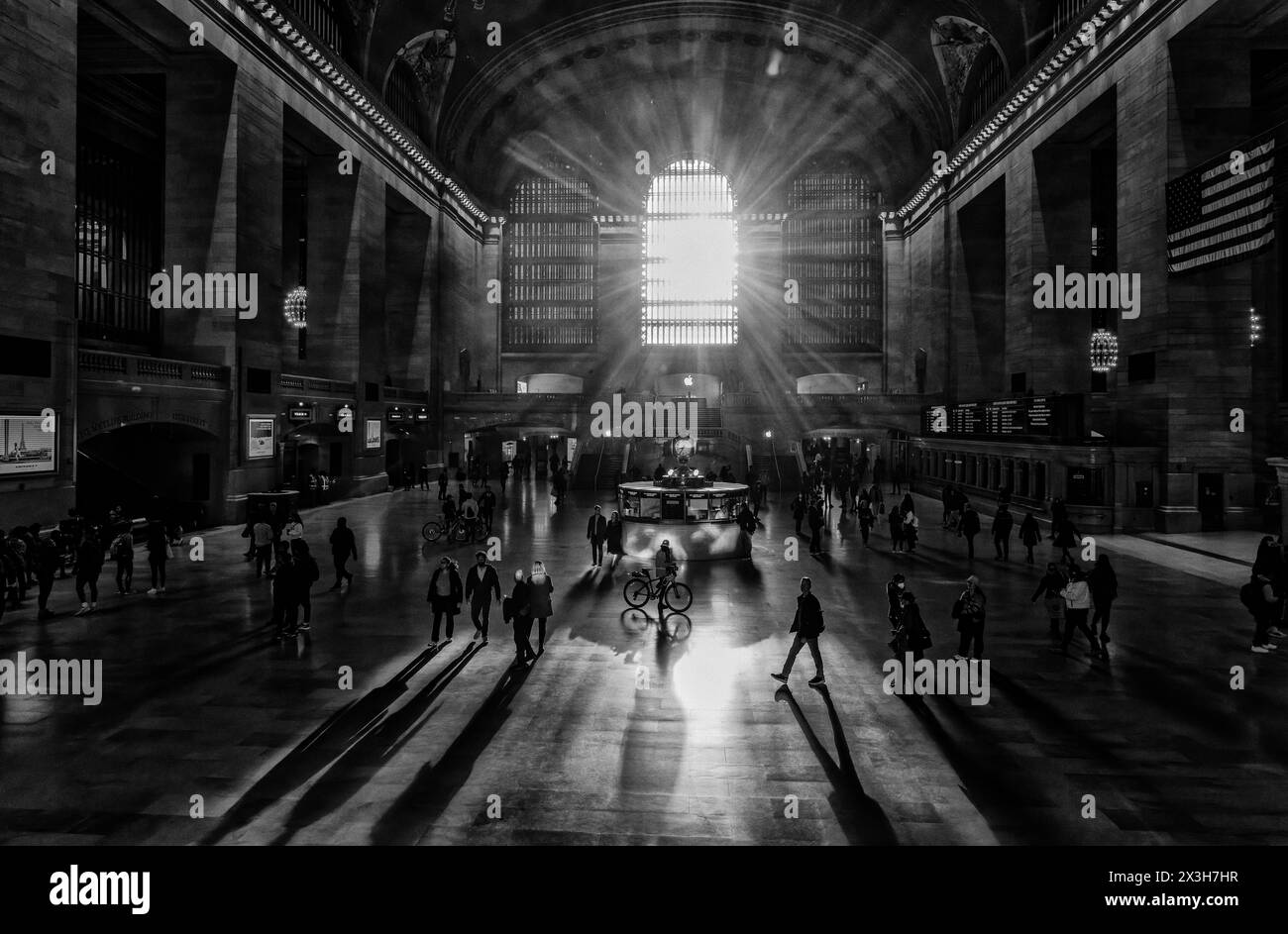 I raggi del sole irradiano sul Grand Central Terminal o sull'atrio principale della stazione, dando forma alle persone. Costruito in stile Beaux Arts a Midtown Manhattan, New York Foto Stock