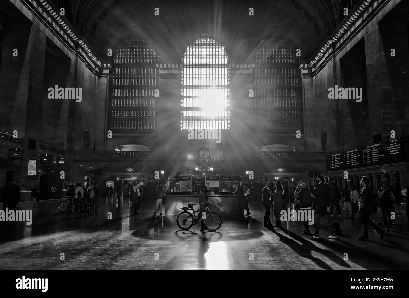 I raggi del sole irradiano sul Grand Central Terminal o sull'atrio principale della stazione, dando forma alle persone. Costruito in stile Beaux Arts a Midtown Manhattan, New York Foto Stock