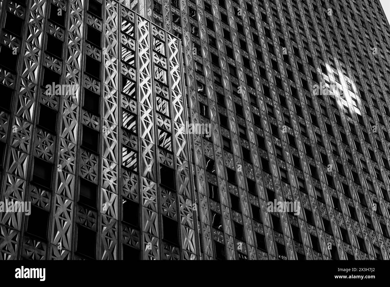 Luce astratta sull'edificio Secony-Mobile, grattacielo New York Land Mark 1956 in stile moderno internazionale. East 42 St, East Midtown, Manhattan, New York Foto Stock