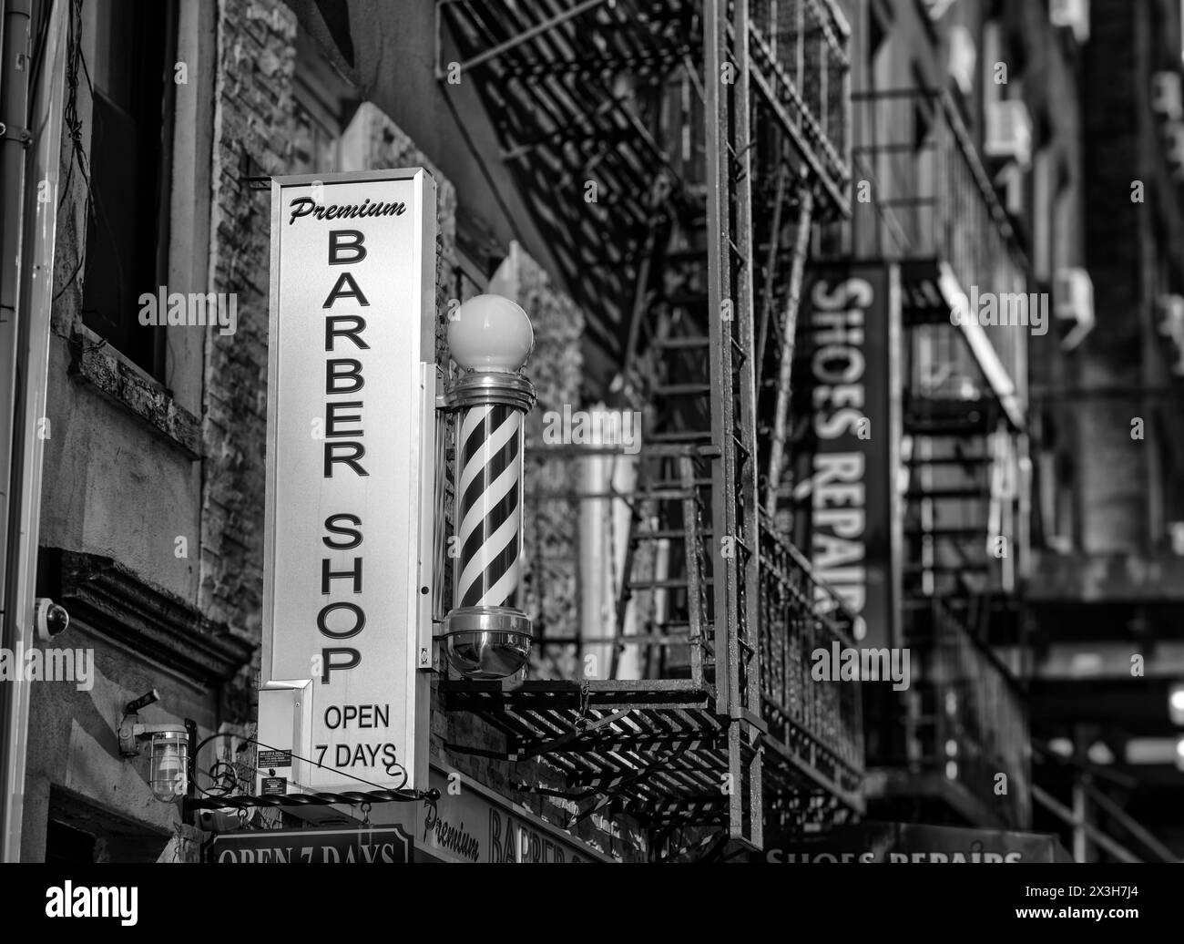 Tradizionale barbiere d'affari, negozio di riparazione scarpe, East 39th Street, uscita antincendio in ghisa. East Midtown, Murray Hill, Manhattan, New York City Foto Stock