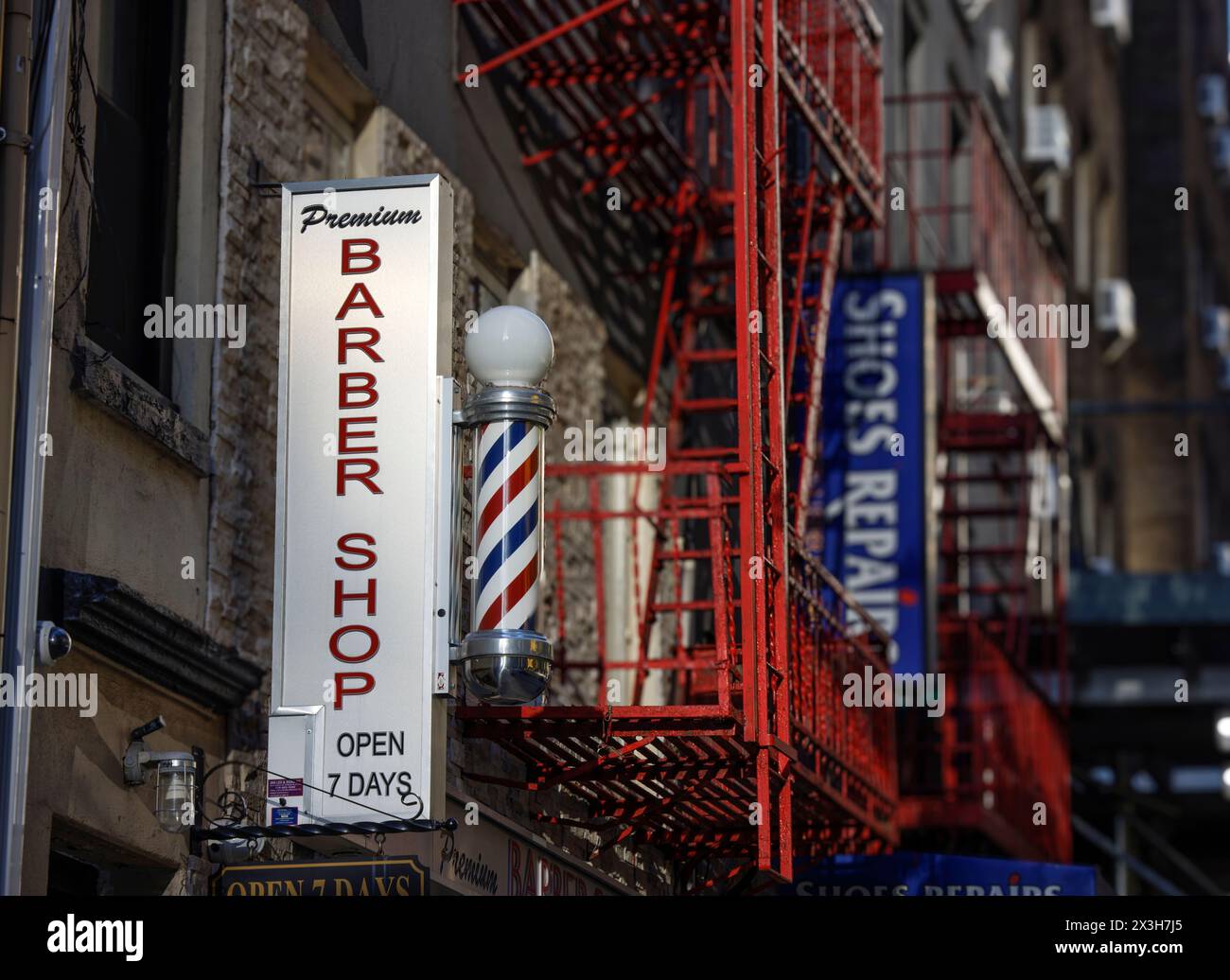 Tradizionale barbiere d'affari, negozio di riparazione scarpe, East 39th Street, uscita antincendio in ghisa. East Midtown, Murray Hill, Manhattan, New York City Foto Stock