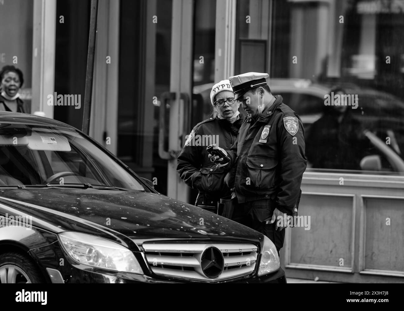 Gli agenti del dipartimento di polizia di New York controllano un veicolo a Manhattan, New York City, USA Foto Stock