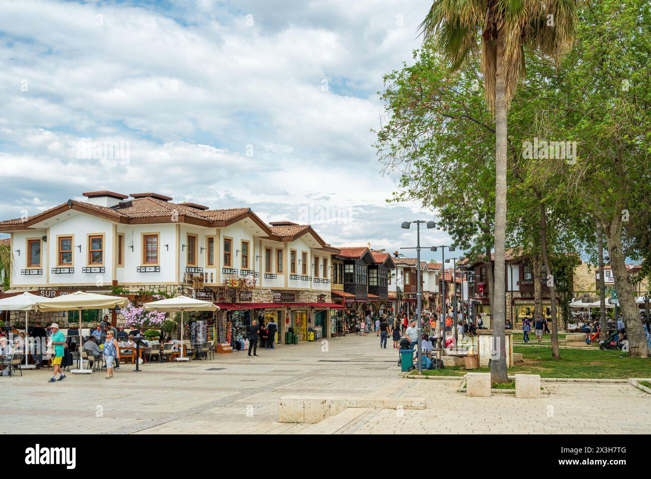 Side, Manavgat, Turchia - 9 aprile 2024: La piazza della città di Side, che contiene un'antica città, nel distretto di Manavgat di Antalya Foto Stock