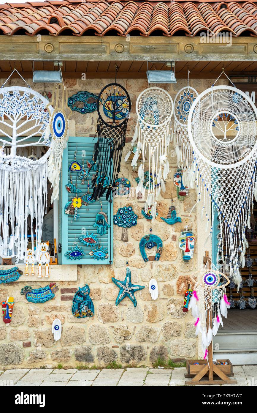 Antalya, Turchia - 9 aprile 2024: Negozi di souvenir a Side, uno dei luoghi turistici di Antalya Foto Stock