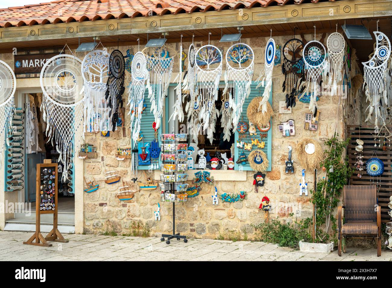 Antalya, Turchia - 9 aprile 2024: Negozi di souvenir a Side, uno dei luoghi turistici di Antalya Foto Stock