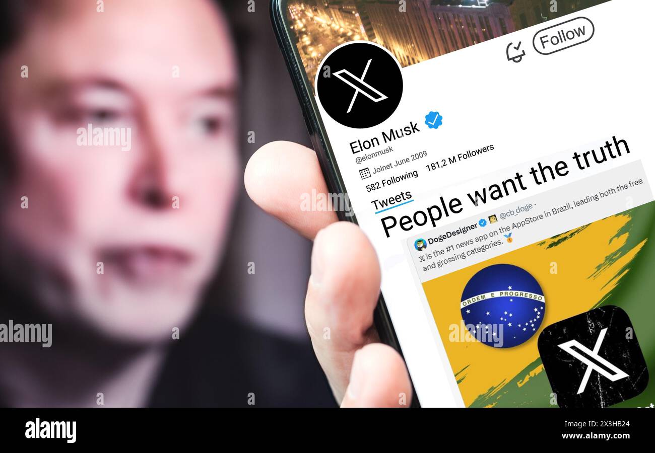 Poltava, Ucraina - 26 aprile 2024. Pagina del profilo Twitter di Elon Musk con uno smartphone in mano. Sullo sfondo c'è un ritratto sfocato di Elon Mus Foto Stock