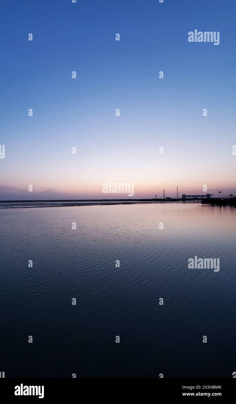 Tranquillo porto di pesca sul mare al tramonto Foto Stock