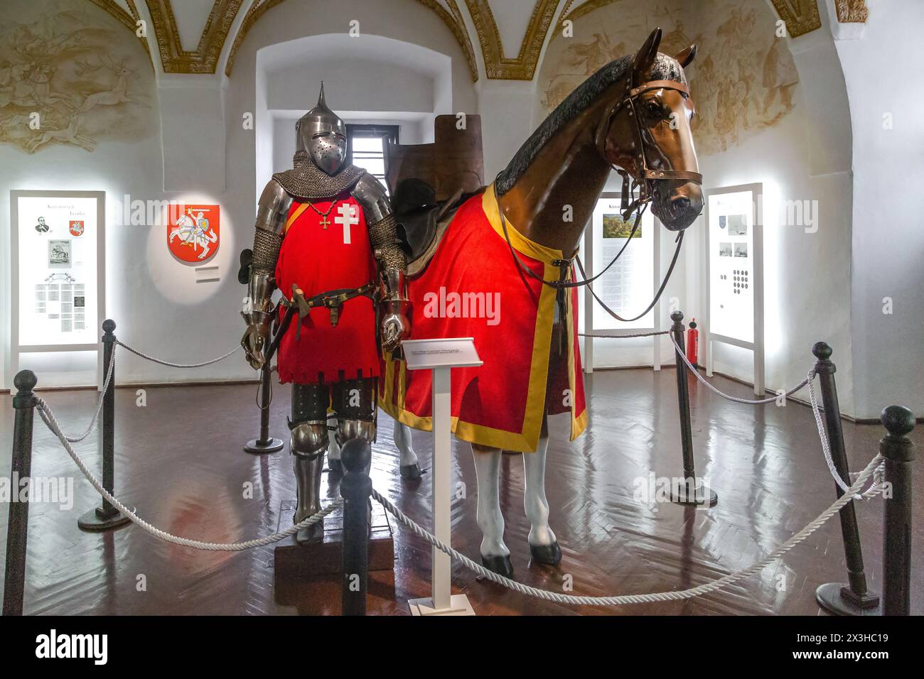 MUKACHEVO, UCRAINA - 5 MARZO 2023: Questa è l'armatura da battaglia del principe Fyodor Koryatovich nel museo storico del castello di Palanok. Foto Stock