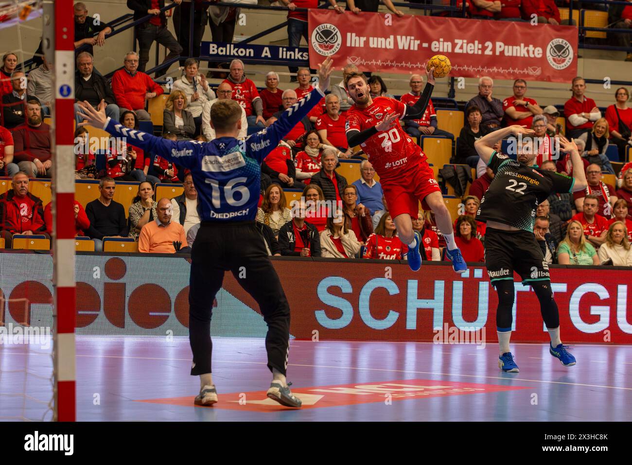 26.04.2024, 2. HBL (pallamano-Bundesliga), 30. Spieltag: Eulen Ludwigshafen gegen TuSEM Essen (Endstand 32:37). Alexander Falk (20, Eulen Ludwigshafen) Foto Stock