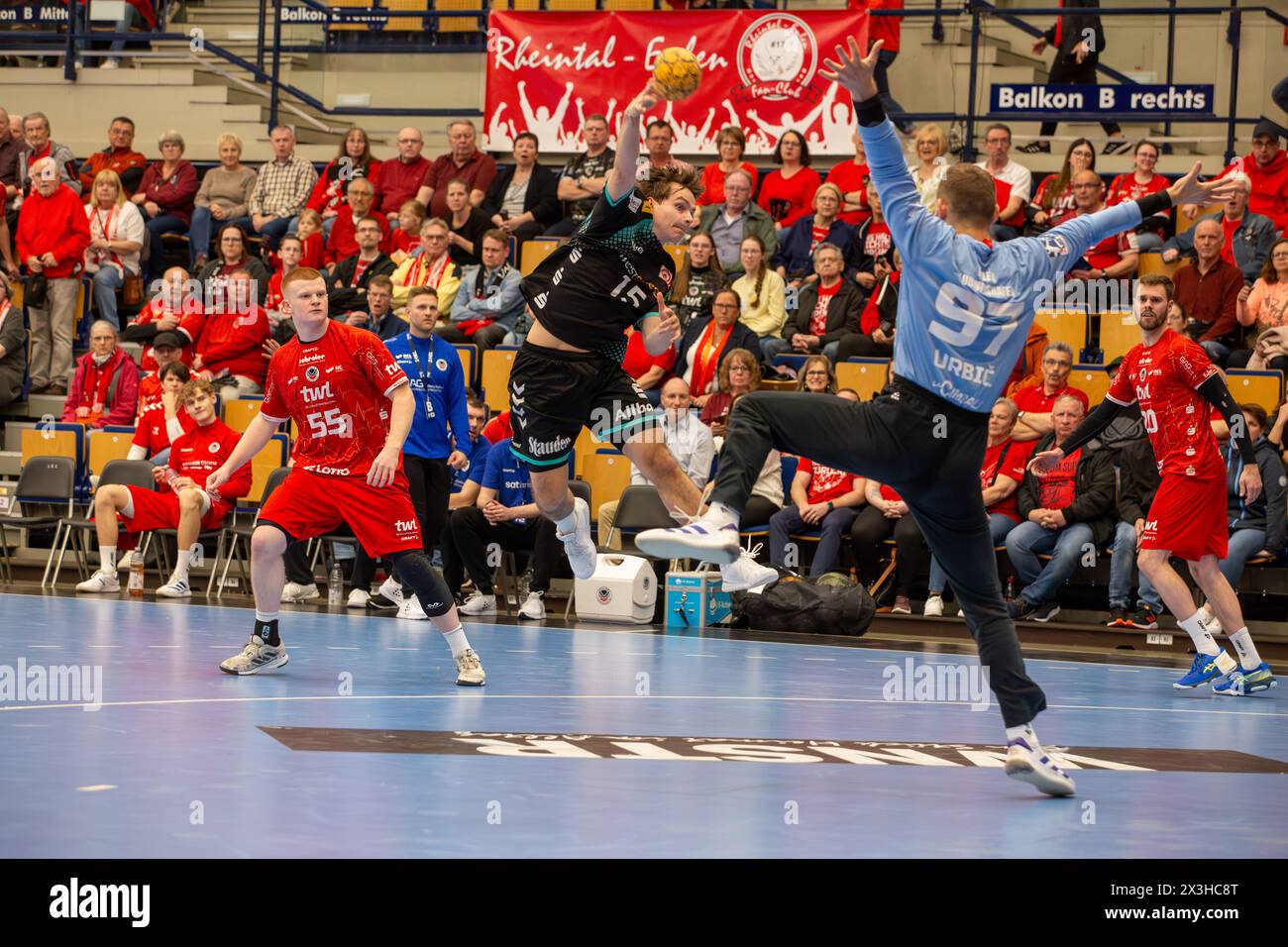 26.04.2024, 2. HBL (pallamano-Bundesliga), 30. Spieltag: Eulen Ludwigshafen gegen TuSEM Essen (Endstand 32:37). Nils Hornscheid (15, TuSEM Essen) zieht Foto Stock