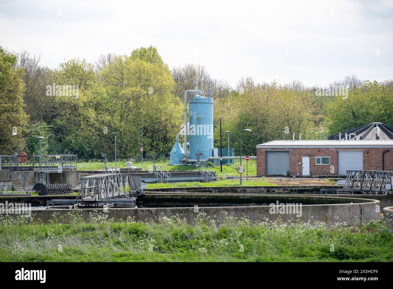 Maidenhead, Berkshire, Regno Unito. 26 aprile 2024. I lavori di trattamento delle acque reflue di Maidenhead delle acque reflue del Tamigi a Maidenhead, Berkshire. Secondo quanto riferito, Thames Water sta cercando l'autorizzazione del regolatore dell'acqua Ofwat per aumentare le bollette dei clienti del 44%. Vi sono richieste di rinazionalizzazione dell'acqua del Tamigi a seguito della loro pessima situazione in materia di scarichi di acque reflue e della loro società madre, la Kemble Water, che ha inadempiuto i propri debiti. Crediti: Maureen McLean/Alamy Live News Foto Stock