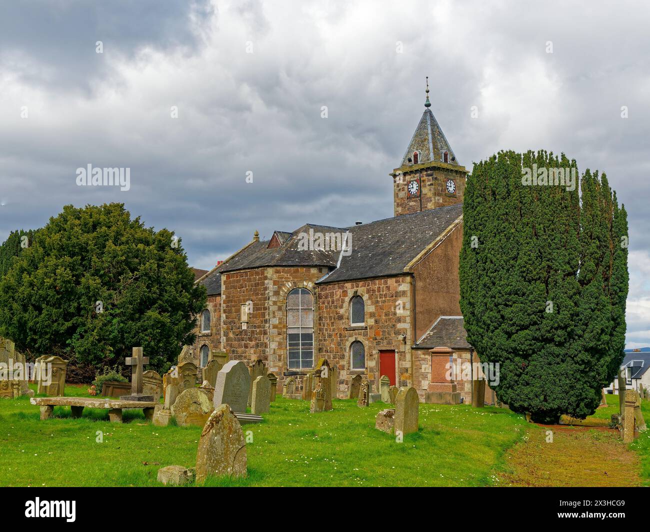 Uno degli edifici più antichi di Tayport è l'Auld Kirk in disuso con la sua Torre dell'Orologio pendente. Fa parte del Tayport Heritage Trail. Foto Stock