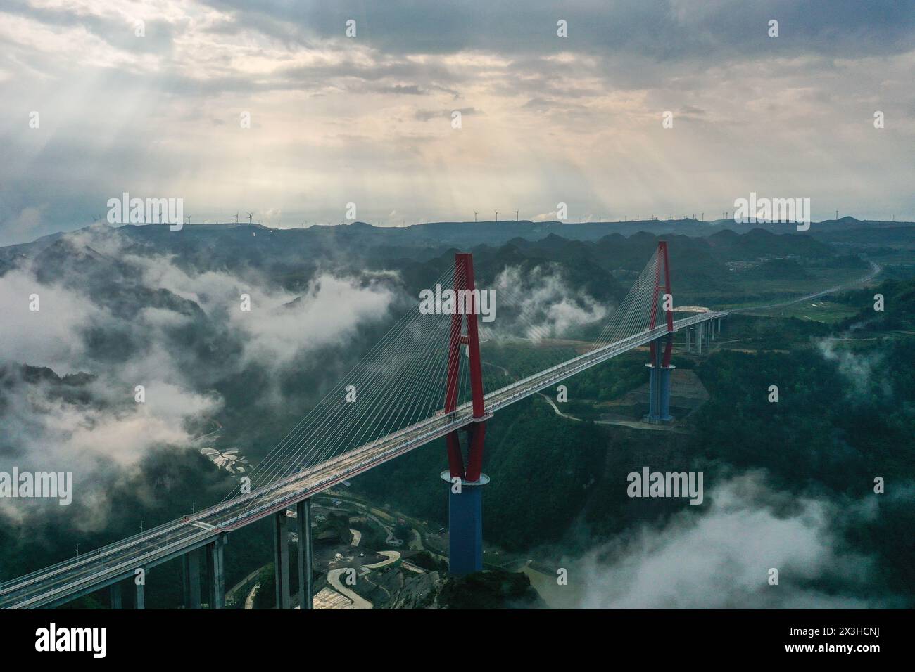 Longli. 27 aprile 2024. Una foto aerea scattata il 27 aprile 2024 mostra il ponte sul fiume Longli nella contea di Longli, nella provincia di Guizhou, nel sud-ovest della Cina. Il ponte lungo 1.260 metri è stato completato e aperto al traffico il sabato. Crediti: Yang Wenbin/Xinhua/Alamy Live News Foto Stock