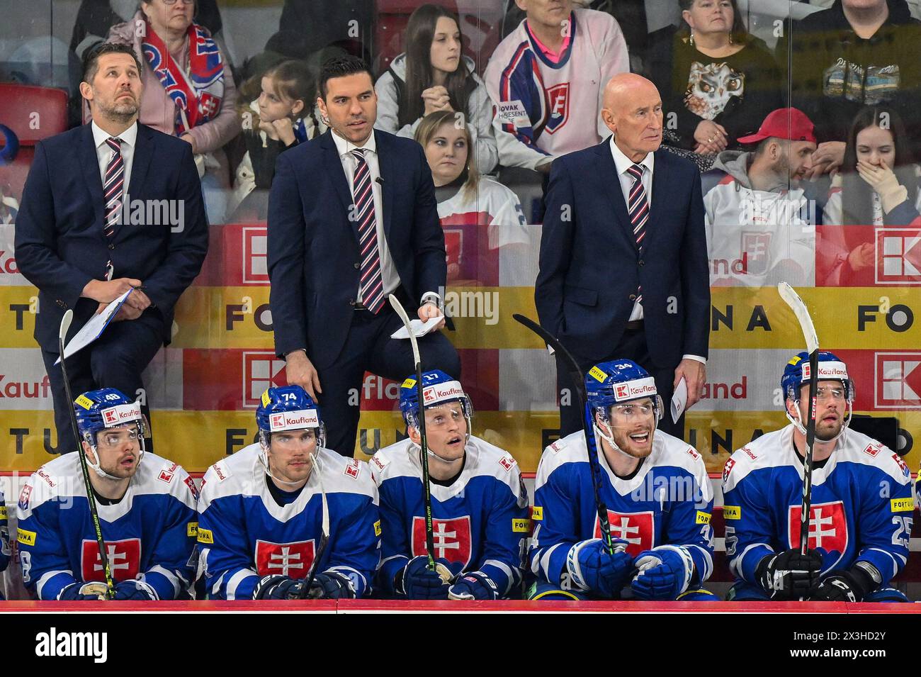 Durante l'amichevole hockey su ghiaccio si vedono l'allenatore della fila superiore L-R dei portieri slovacchi Jan Lasak, l'assistente allenatore Peter Fruhauf e il capo allenatore Craig Ramsay Foto Stock