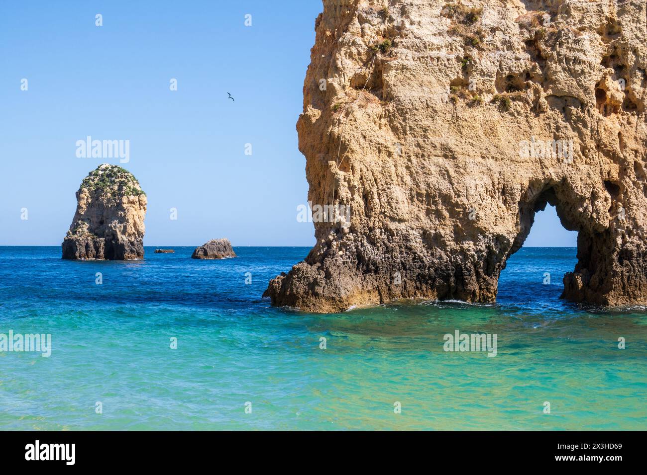 Bilanciata simmetria complementare di rocce in una spiaggia paradisiaca fotografata vicino a Portimão, Algarve, Portogallo Foto Stock