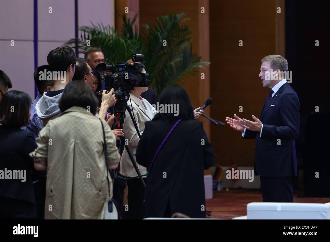 Shenyang, la provincia cinese di Liaoning. 26 aprile 2024. Oliver Zipse, presidente del Consiglio di amministrazione di BMW AG, interviene durante un'intervista a Shenyang, nella provincia di Liaoning della Cina nord-orientale, il 26 aprile 2024. La casa automobilistica tedesca BMW ha annunciato venerdì un ulteriore investimento di 20 miliardi di yuan (circa 2,81 miliardi di dollari) nella sua base produttiva a Shenyang, capitale della provincia di Liaoning della Cina nord-orientale. Crediti: Pan Yulong/Xinhua/Alamy Live News Foto Stock