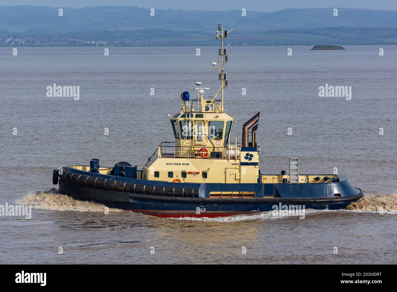 Rimorchiatore Svitzer Sun che esce per incontrare il vettore vechile diretto al Royal Portbury Docks Foto Stock