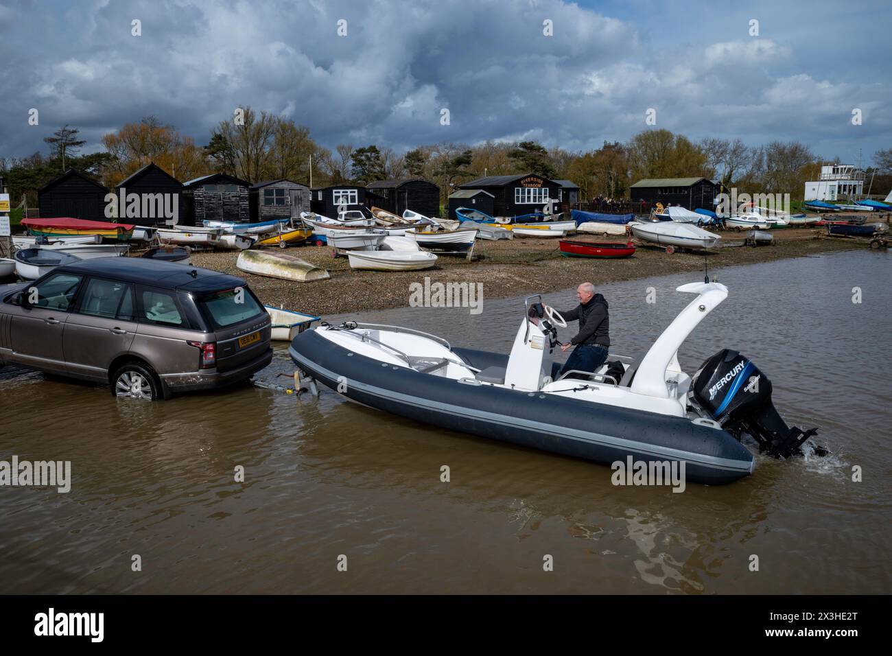 Pranzo in barca Orford Suffolk Regno Unito Foto Stock