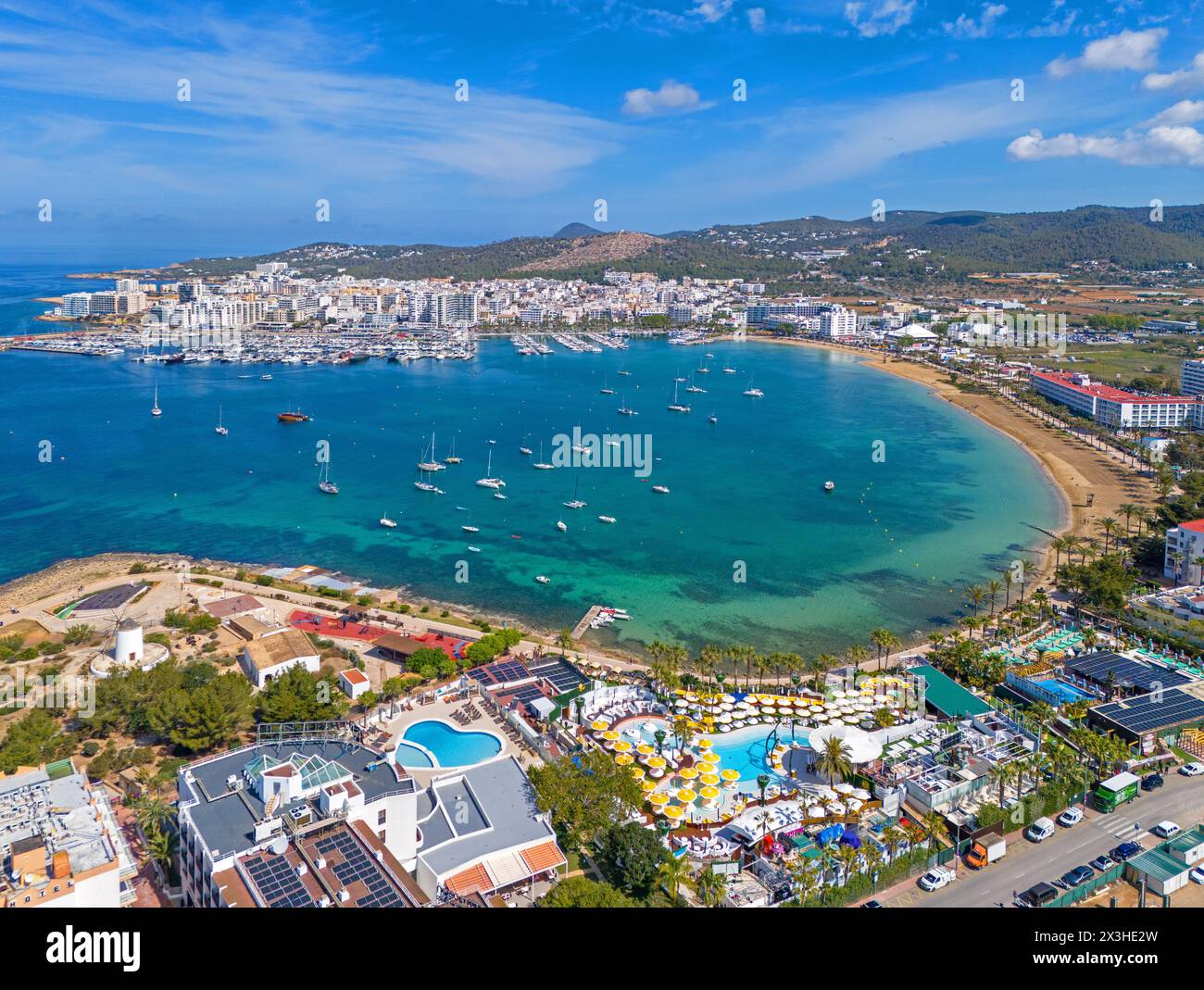 San Antonio, Ibiza, Spagna. 04.26.2024 immagine aerea della baia di San Antonio sull'isola di Ibiza. 26 aprile 2024. Foto Stock