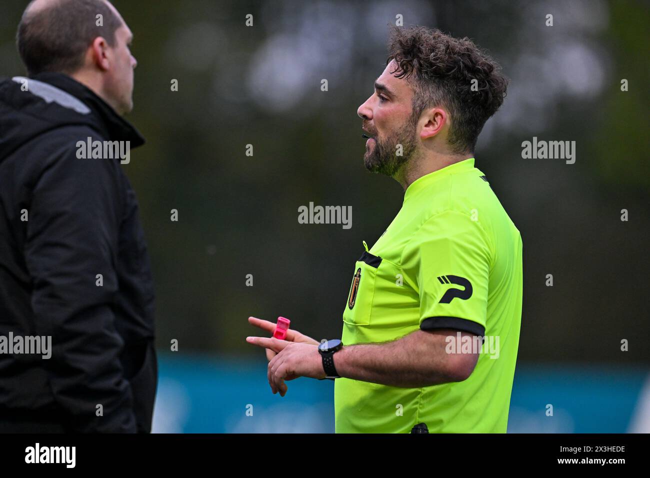 Marcinelle, Belgio. 26 aprile 2024. L'arbitro Francesco Muratore nella foto durante una partita di calcio femminile tra lo Sporting du Pays de Charleroi e il KV Mechelen nella 5a partita dei play-off nella stagione 2023 - 2024 del belga lotto Womens Super League, sabato 26 aprile 2024 a Marcinelle, BELGIO. Crediti: Sportpix/Alamy Live News Foto Stock