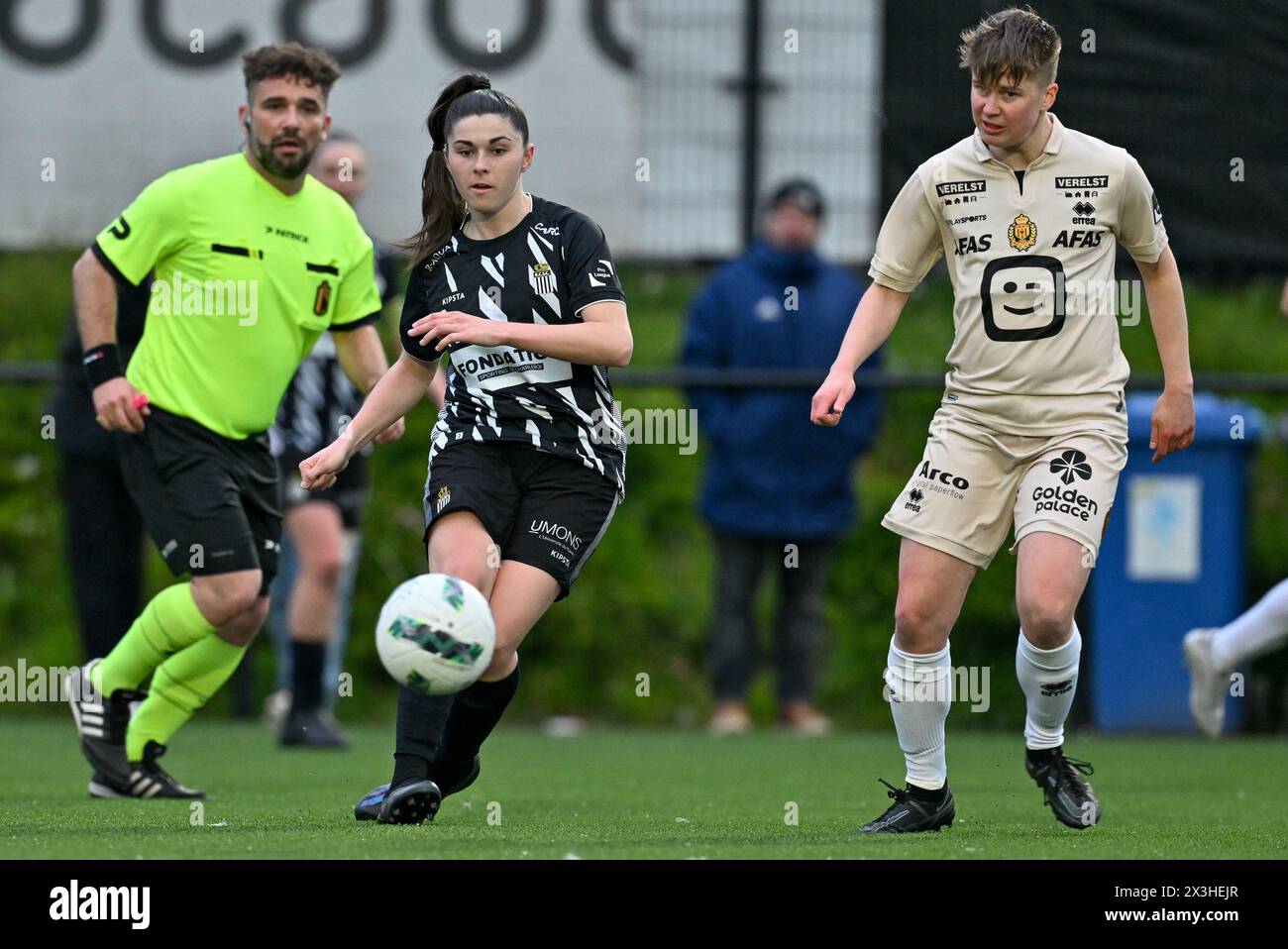 Marcinelle, Belgio. 26 aprile 2024. Lise Michalak (10) di Charleroi e Aster Janssens (20) di KV Mechelen nella foto durante una partita di calcio femminile tra lo Sporting du Pays de Charleroi e KV Mechelen nella quinta partita dei play-off nella stagione 2023-2024 della belga lotto Womens Super League, venerdì 26 aprile 2024 a Marcinelle, BELGIO. Crediti: Sportpix/Alamy Live News Foto Stock