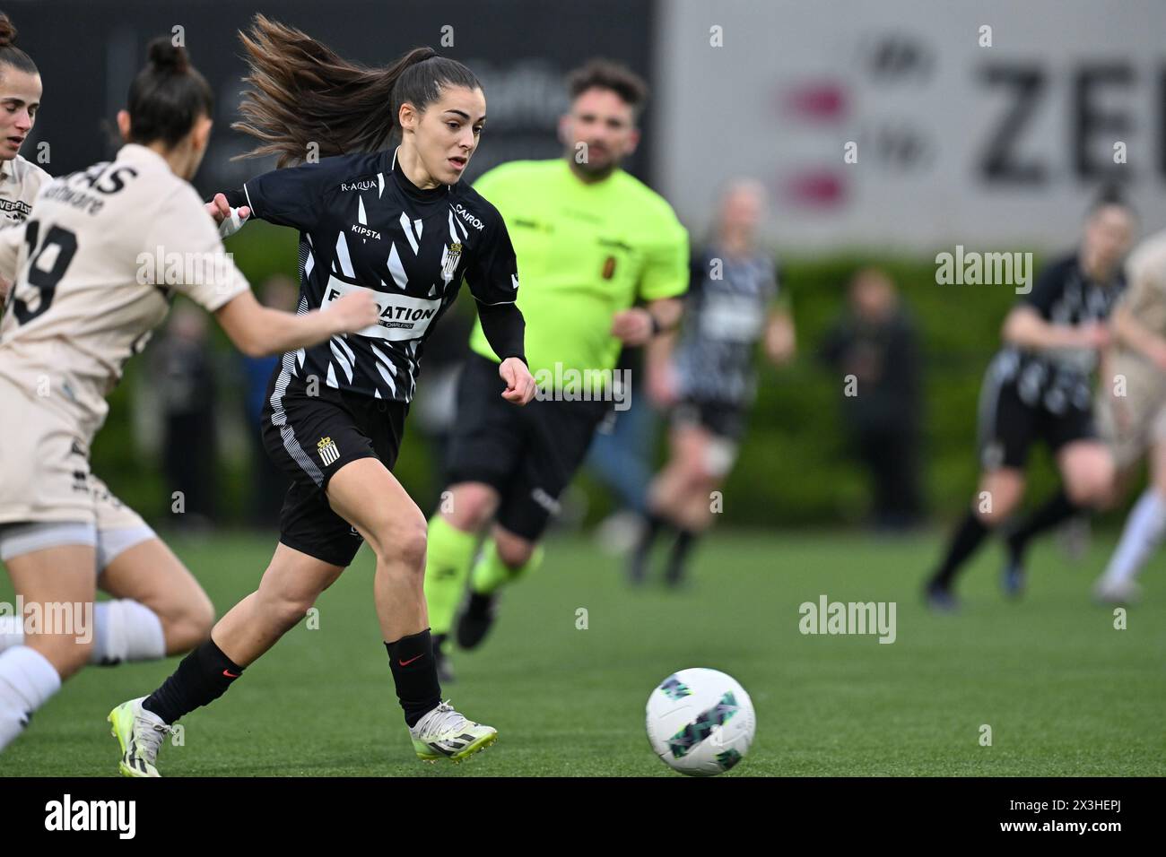 Marcinelle, Belgio. 26 aprile 2024. Leila Seret (22) di Charleroi nella foto durante una partita di calcio femminile tra lo Sporting du Pays de Charleroi e il KV Mechelen nella quinta partita dei play-off nella stagione 2023 - 2024 della belga lotto Womens Super League, venerdì 26 aprile 2024 a Marcinelle, BELGIO. Crediti: Sportpix/Alamy Live News Foto Stock