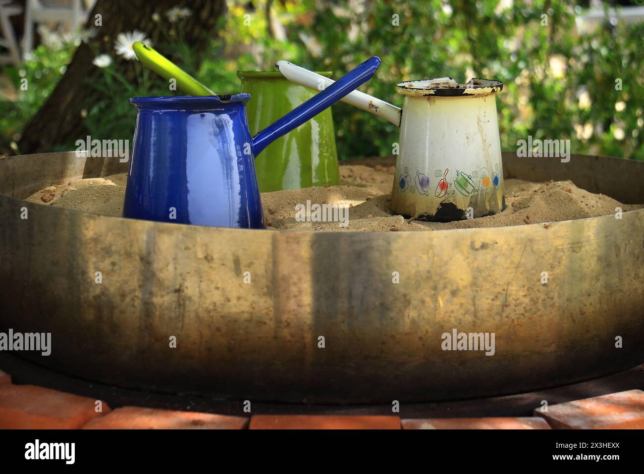 Bollitori di caffè turco tradizionali libanesi bolliti in sabbia calda. Foto Stock