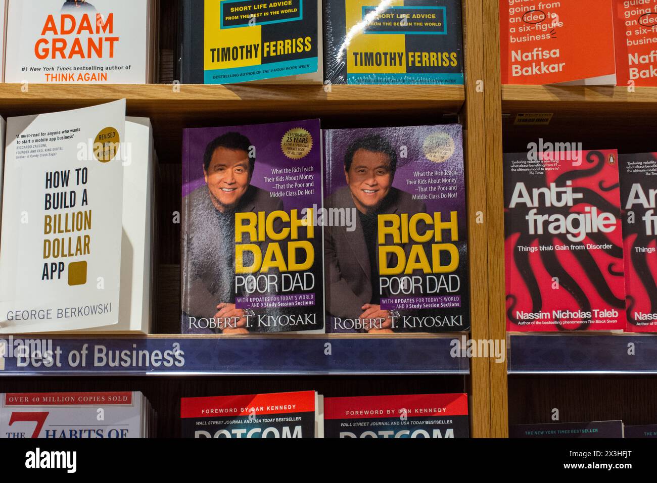 Primo piano, Robert Kiyosaki e il ricco papà di Sharon Lechter, povero papà, libro su una libreria in libreria. Foto Stock