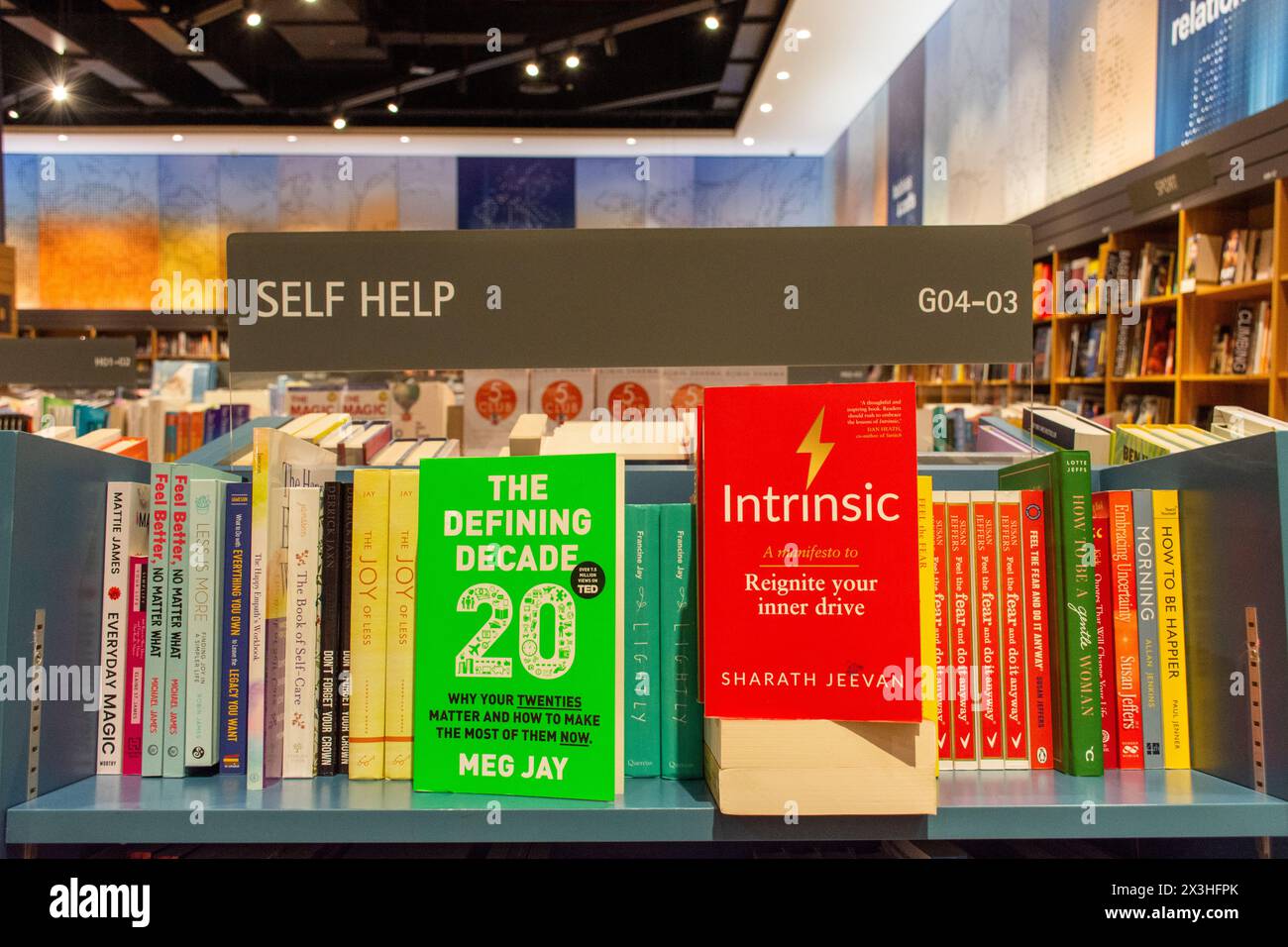 Sezione libri di auto-aiuto nella libreria Kinokuniya al Dubai Mall. Foto Stock