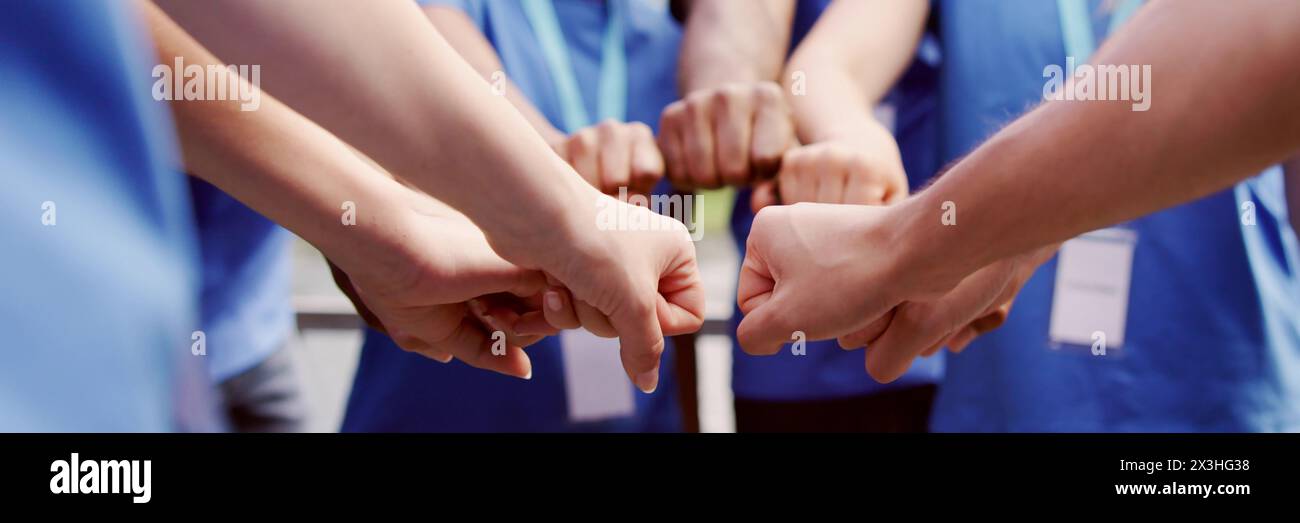 Gruppo multiculturale composto da persone diverse che lavorano insieme Foto Stock