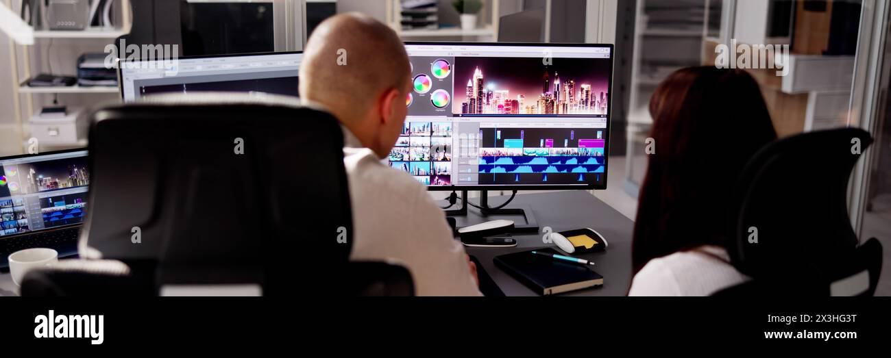 Editor di video da designer con software di editing di foto Foto Stock