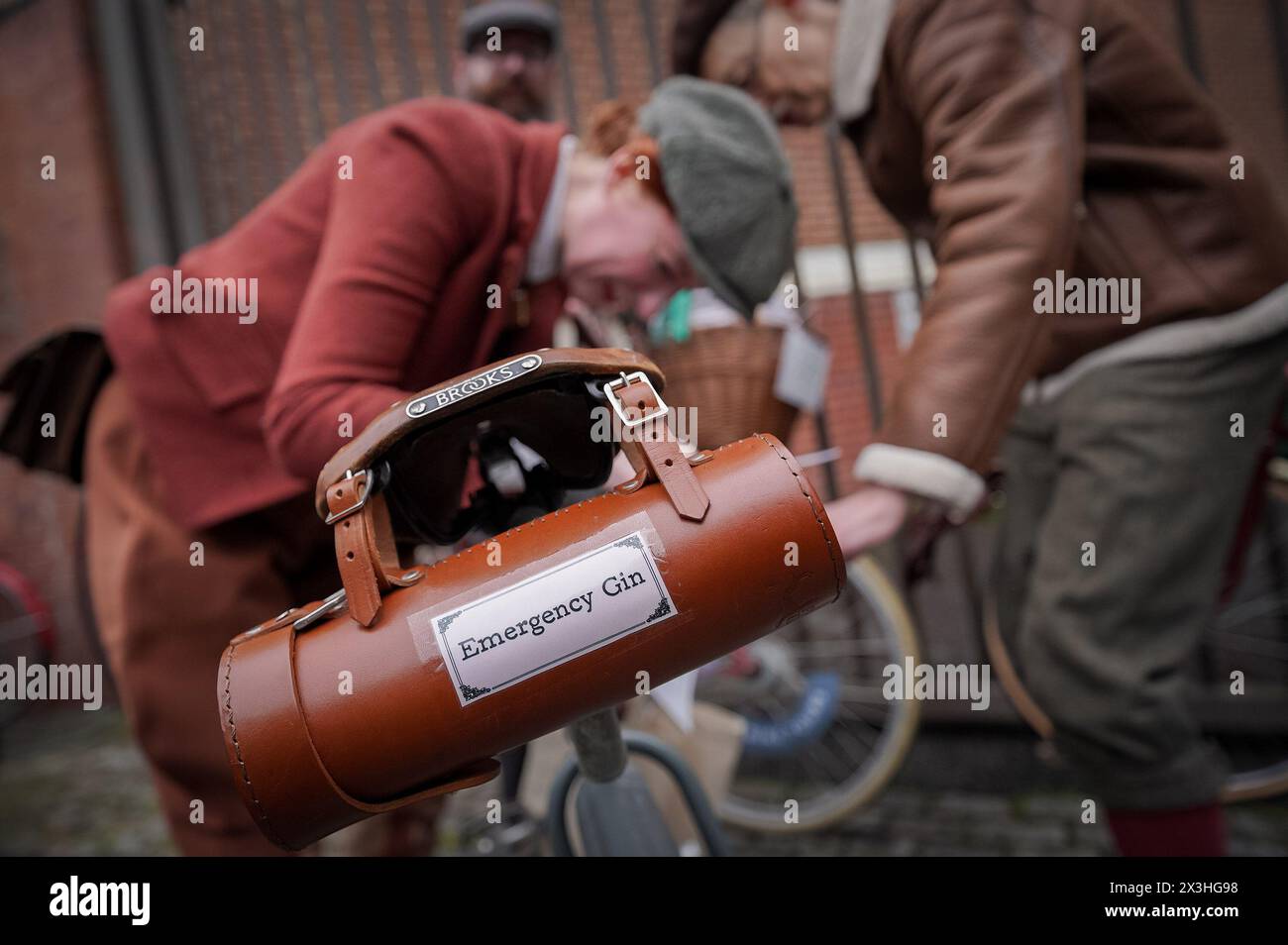 Londra, Regno Unito. 27 aprile 2024. I partecipanti vestiti in modo impeccabile arrivano pronti per la Tweed Run. Attualmente al suo quindicesimo anno, la Tweed Run di Londra è un giro in bicicletta metropolitano attraverso la città con i partecipanti che indossano le loro migliori tweeds e brogues d'epoca che cavalcano cicli d'epoca. Crediti: Guy Corbishley/Alamy Live News Foto Stock