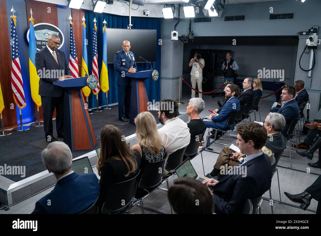 Washington, Stati Uniti d'America. 26 aprile 2024. Washington, Stati Uniti d'America. 26 aprile 2024. Il segretario alla difesa degli Stati Uniti Lloyd Austin, a sinistra, risponde a una domanda durante una conferenza stampa insieme al presidente dei capi congiunti generale C.Q Brown, a destra, dopo l'incontro del gruppo di contatto per la difesa dell'Ucraina al Pentagono, 26 aprile 2024, a Washington, DC Austin ha annunciato in precedenza un pacchetto di armi da 6 miliardi di dollari per l'Ucraina. Credito: TSgt. Jack Sanders/DOD Photo/Alamy Live News Foto Stock