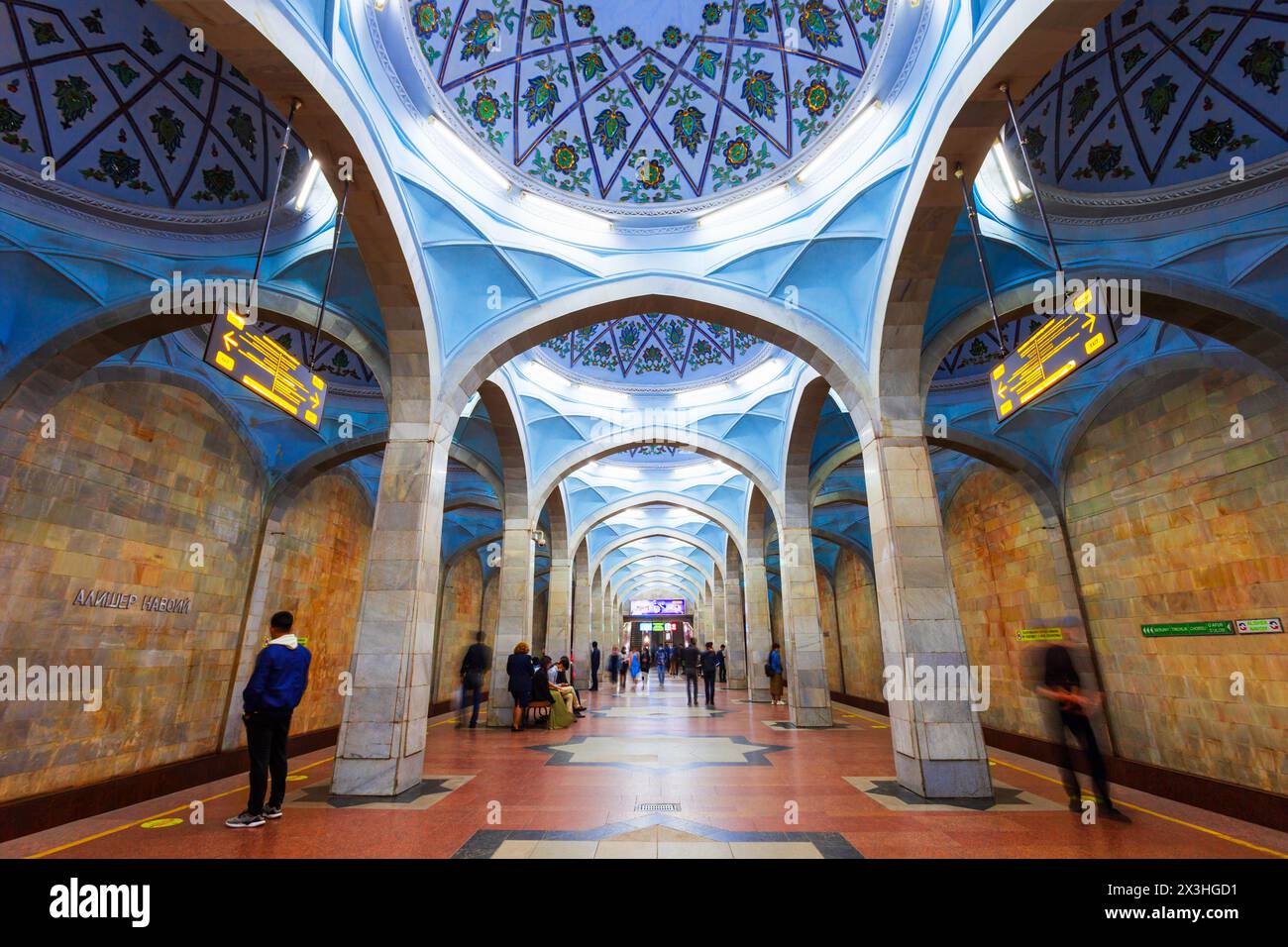 Tashkent, Uzbekistan - 11 aprile 2021: Alisher Navoiy è una stazione della metropolitana di Tashkent in Uzbekistan Foto Stock